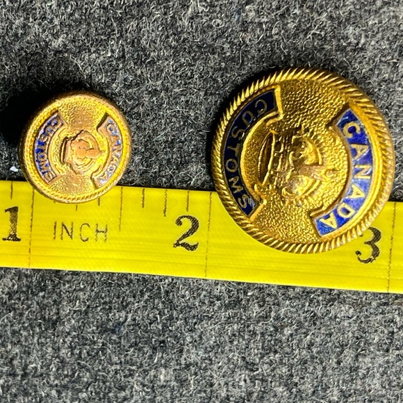2 Customs Canada buttons vintage - Picture 6 of 10